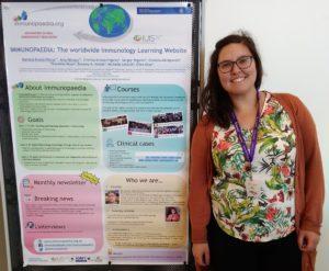 Amy Mónaco presenting a poster about Immunopaedia mission and goals. Highlighting the courses availables, the ambassador program and other immunology content on our website